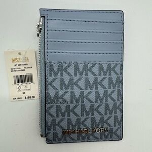 MICHAEL KORS LADIES JET SET TRAVEL MEDIUM TOP ZIP TRAVEL CARD CASE IN PALE BLUE
